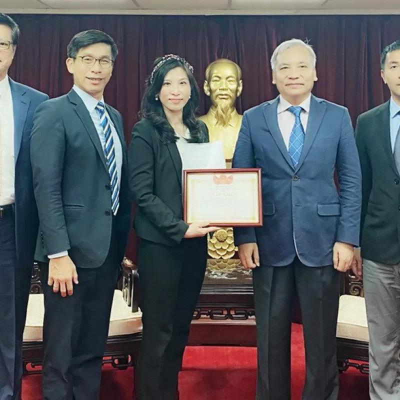 Chủ tịch Hiệp hội Đài Việt, Bà Ngô Phẩm Trân vinh dự nhận khen thưởng của Văn phòng VHKT Việt Nam tại Đài Bắc