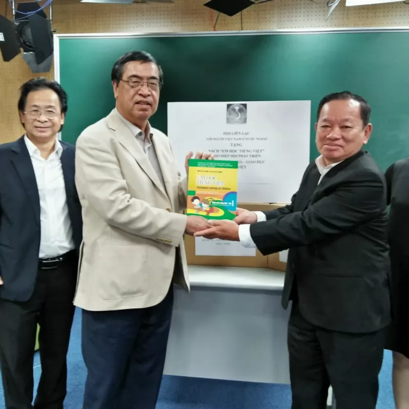 Hiệp hội Đài Việt quyên tặng sách học tiếng Việt cho thế hệ thứ hai của cộng đồng người Việt tại Đài Loan
