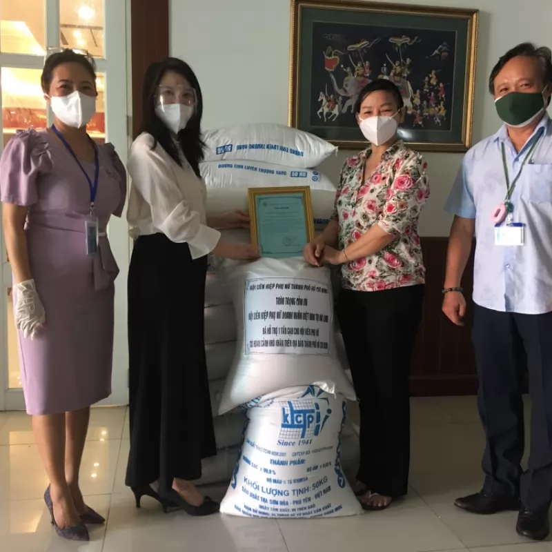 Hội Liên hiệp Phụ nữ Doanh nhân Việt Nam tại Đài Loan tặng 1 tấn gạo cho TP.HCM