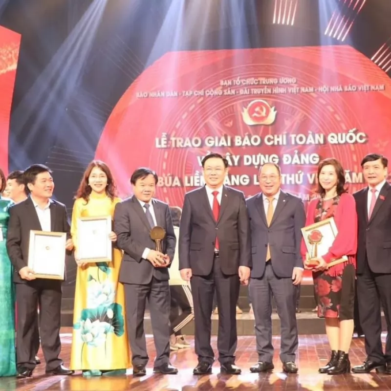 Bà Ngô Phẩm Trân – Chủ tịch Hiệp hội Doanh nghiệp Việt-Đài vinh dự nhận giải Búa liềm vàng lần thứ VII do Nhà nước Việt Nam trao tặng vào ngày 3/2/2023