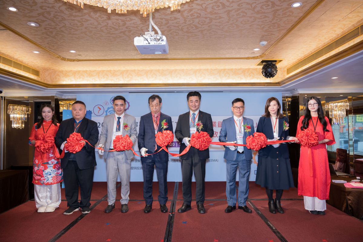 ẢNH 1: Cắt băng khai mạc thành lập Khuôn viên chuỗi cung ứng Điện tử TVT-Ninh Bình(Nguồn Ban tổ chức cung cấp)